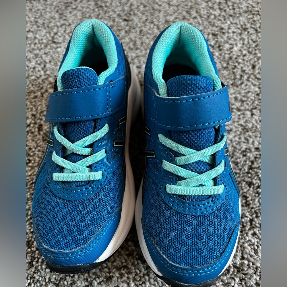 Size K10 ASICS. Never worn.